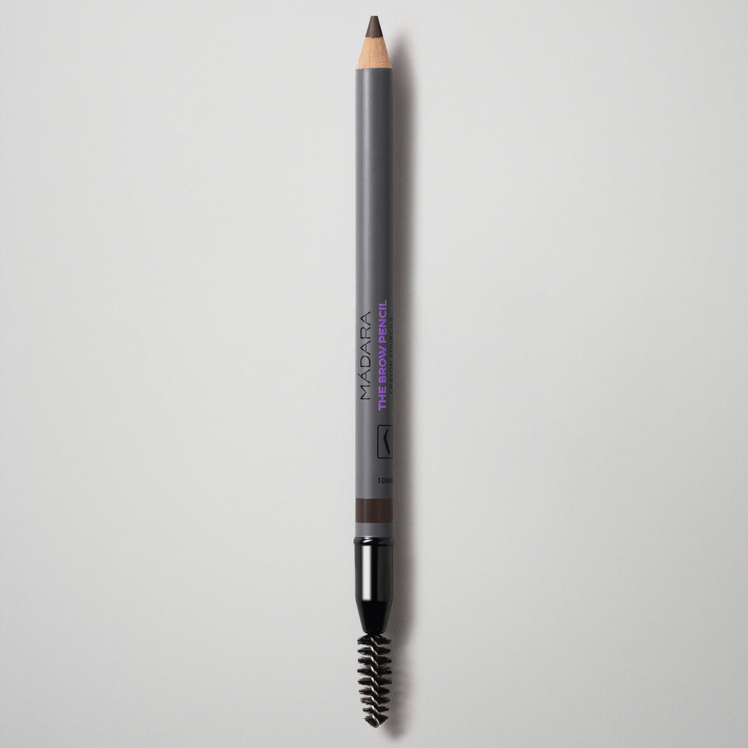 Lápiz de cejas The Brow Pencil de Mádara, tono Dark Brown
