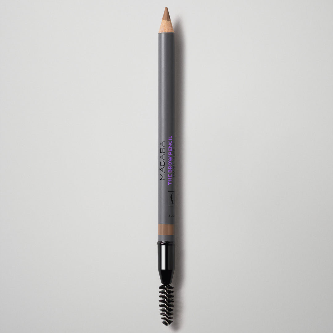 Lápiz de cejas The Brow Pencil de Mádara, tono Light Brown