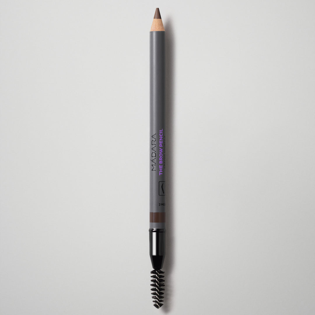 Lápiz de cejas The Brow Pencil de Mádara, tono Medium Brown