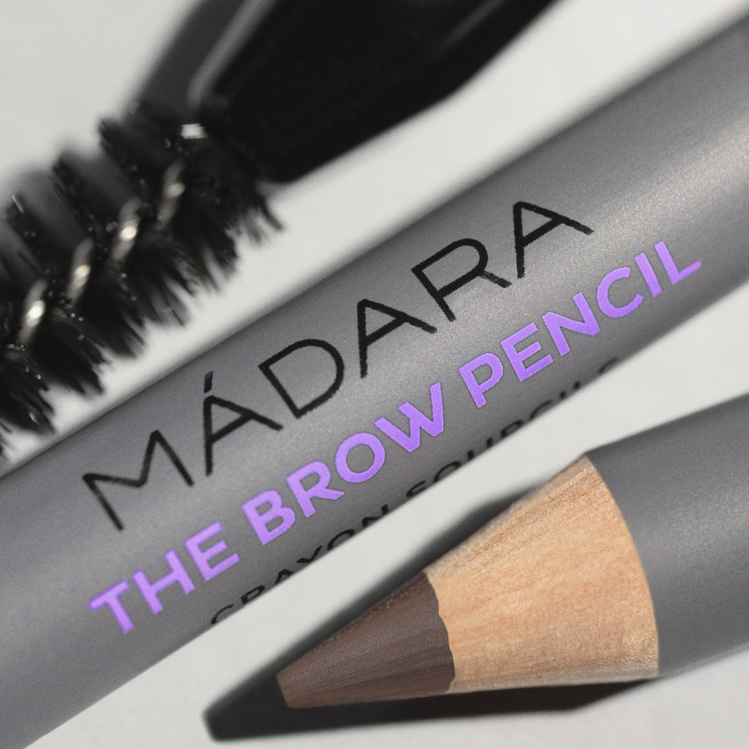 The Brow Pencil Dark Brown de Mádara con cepillo integrado