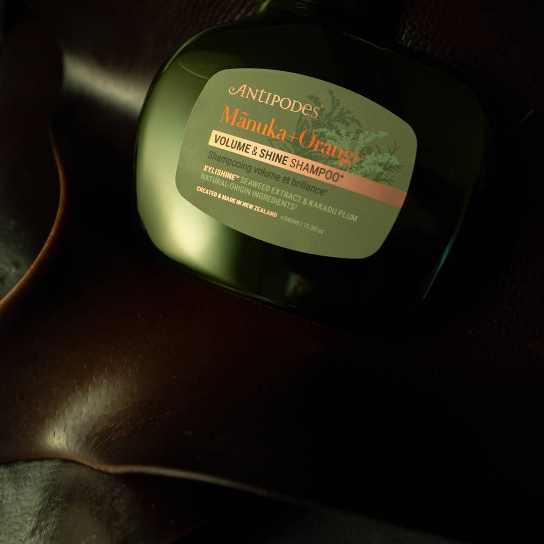 Champú natural Antipodes para dar volumen al cabello fino