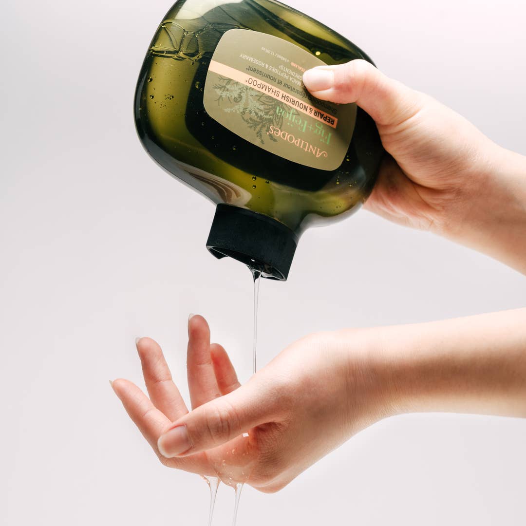 Champú natural Antipodes para cabello seco y dañado